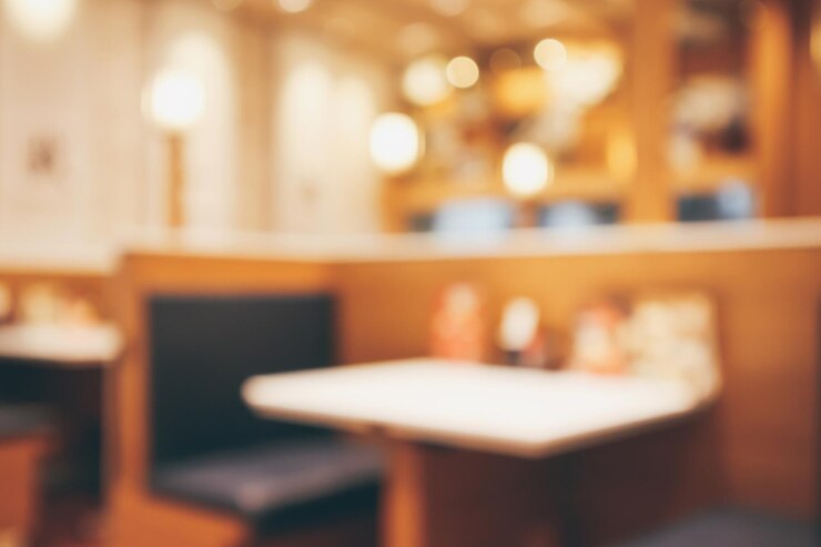 Photo ボケ味の焦点がぼけた背景を持つ抽象的なぼやけたカフェレストラン