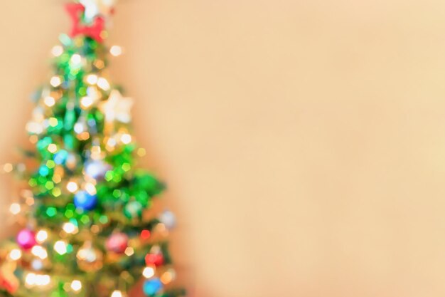 Photo abstract blurred christmas tree with bokeh light background