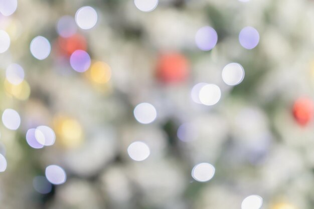 Foto albero di natale astratto sfocato con sfondo chiaro bokeh