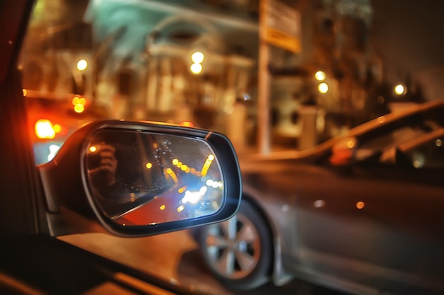 車の窓、街の交通から夜の街の抽象的なぼやけたビュー