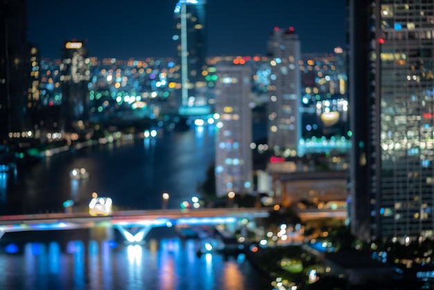 여행 및 비즈니스 개념을 사용하여 도시의 현대적인 생활 방식의 다채로운 빛으로 디포커스에서 도시 야간 조명 도시 배경의 추상적 흐릿한 배경