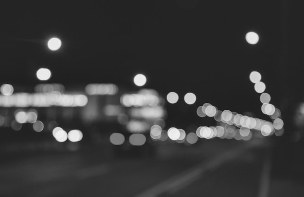 Bokeh astratto della strada notturna con auto e lampioni. vita di città, luci sfocate dal paesaggio urbano, tonalità di colore di stile. concetto di sfondi urbani eleganti astratti per il design. copia spazio