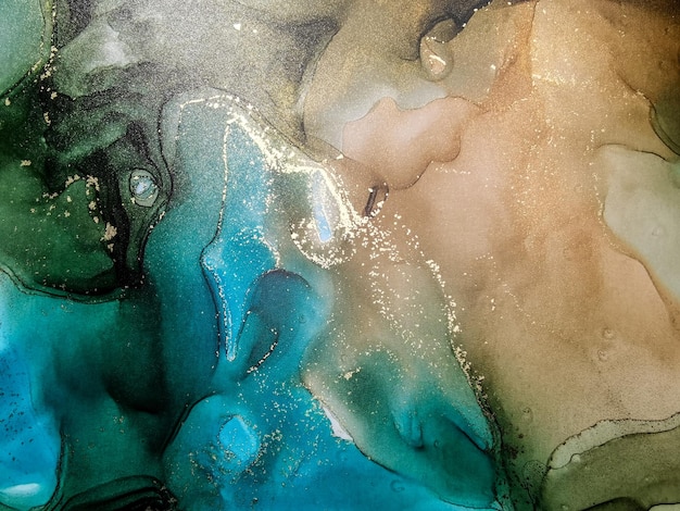 背景デザインのための抽象的な明るい光沢のある色流体背景手描きアルコールアート絵画金色の縞液体インク技術テクスチャ