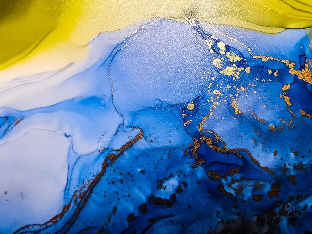 Абстрактный яркий блестящий цветной жидкий фон, нарисованный вручную алкогольной живописью с золотыми полосами, жидкими чернилами, текстура для дизайна фона