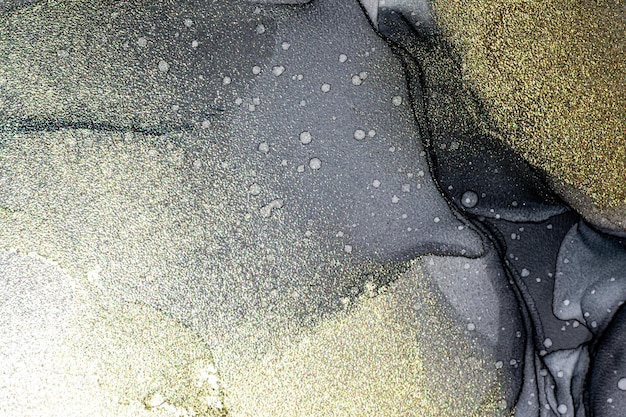 Фото Абстрактный яркий блестящий цветной жидкий фон, нарисованный вручную спиртовой живописью с золотыми полосами, жидкими чернилами, текстура для дизайна фона с высоким разрешением