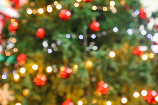 Photo abstract christmas holiday with festive gold bokeh light on tree blurred background