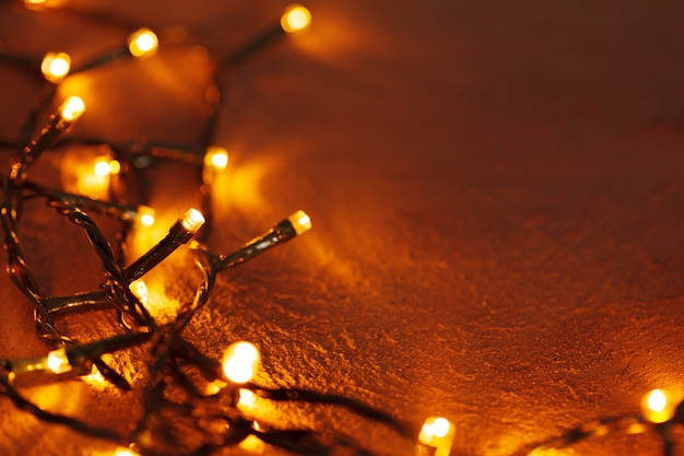 Абстрактные рождественские огни гирлянды на темном