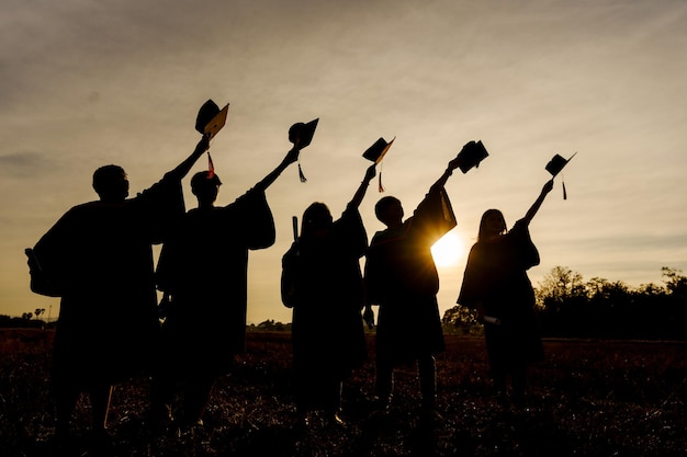 写真 抽象的, 終わり, 後部光景, グループ, の, 大学, 卒業生, ∥において∥, シルエット, 日没