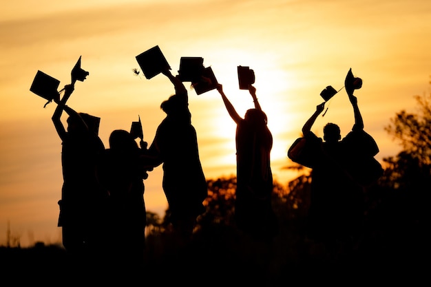 写真 抽象的, 終わり, 後部光景, グループ, の, 大学, 卒業生, ∥において∥, シルエット, 日没