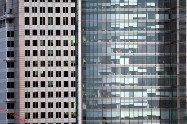 Foto abstract close-up della facciata vetrata di un edificio moderno coperto di vetro a piastra riflettente