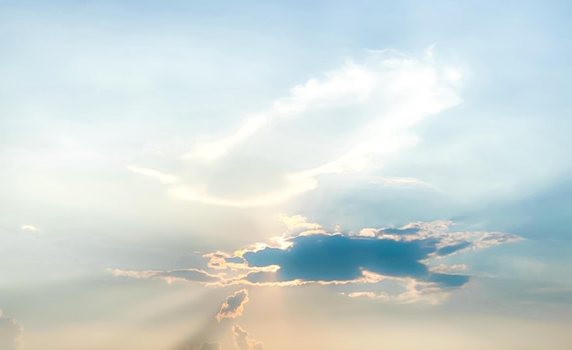 抽象的な曇りの背景空と雲の美しい自然の縞美しい自然の風景