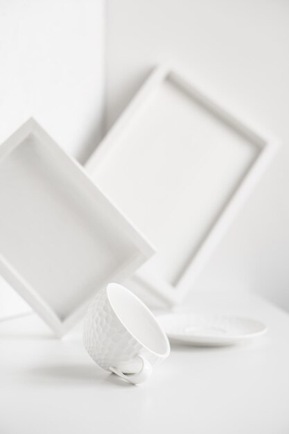 Абстрактная коллекция различных белых предметов современного минимального декора