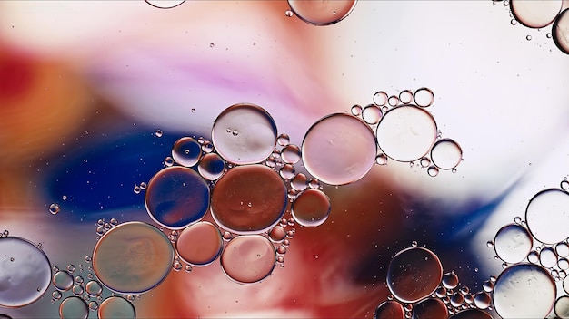 Foto astratto cibo colorato gocce di olio bolle e sfere che scorre sulla superficie dell'acqua macrofotografia