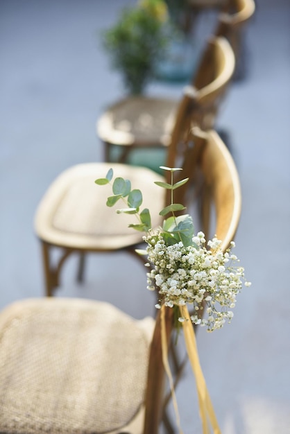 Foto composizione astratta di sedie con decorazione floreale nei preparativi per il matrimonio