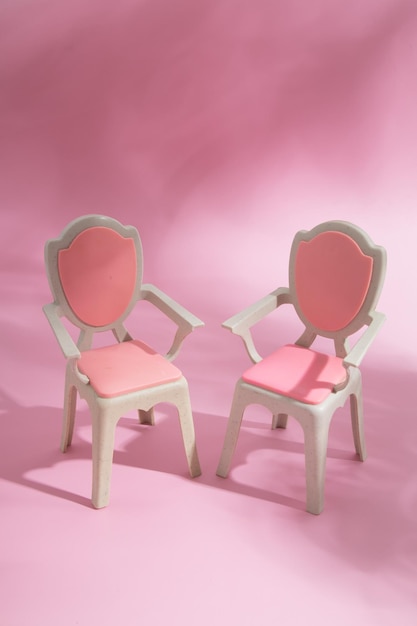 그림자와 함께 분홍색 배경에 추상 구성 정물 인형 의자