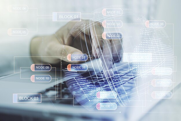 世界地図とバックグラウンドのラップトップで手でタイプする抽象的なクリエイティブなコーディングコンセプト マルチエクスポージャー
