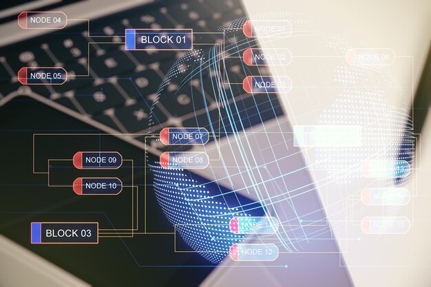 Абстрактная концепция креативного кодирования с картой мира на фоне современного ноутбука