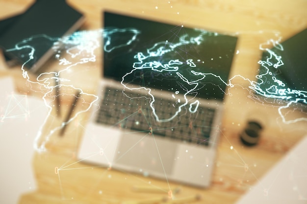 Фото Абстрактная творческая карта мира на современном ноутбуке на фоне концепции международной торговли multiexposure