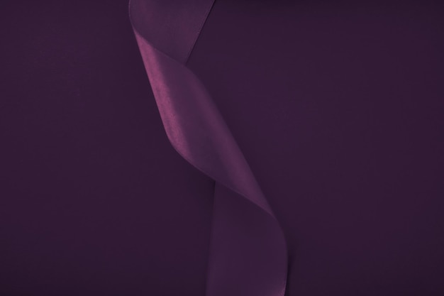 紫の背景に抽象的なカーリー シルク リボン ホリデー セール製品プロモーションとグラマー アート招待状カードの背景の排他的な高級ブランド デザイン