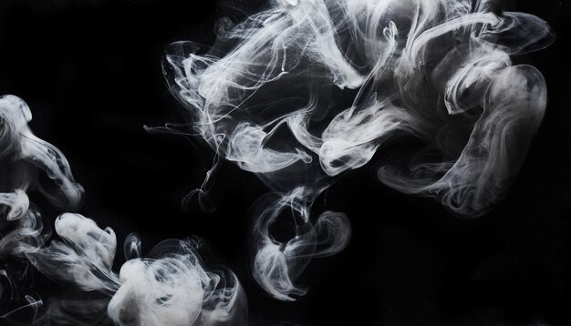 水の背景の抽象的な暗い絵の具。黒のアクリルインクの渦巻きのしぶきに白い煙の雲の動き