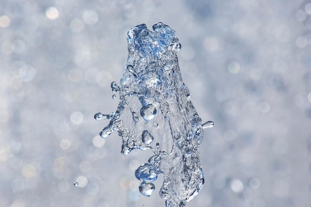 Photo abstract figure of a water fountain on blurred background