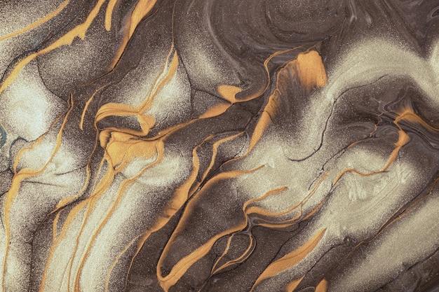 抽象的な流体アートの背景ダークブラウンとベージュ色。液体大理石。金色の線とグラデーションでキャンバスにアクリル画。銀の波のパターンとアルコールインクの背景。