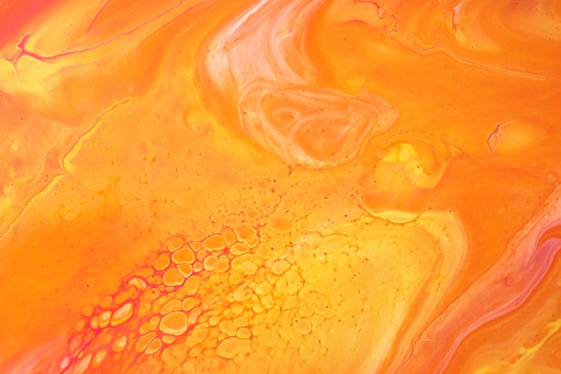 Astratto arte fluida sfondo arancione scuro e colori gialli. marmo liquido. dipinto acrilico su tela con sfumatura di mattoni e schizzi. sfondo di inchiostro alcolico con motivo ondulato. sezione di pietra.