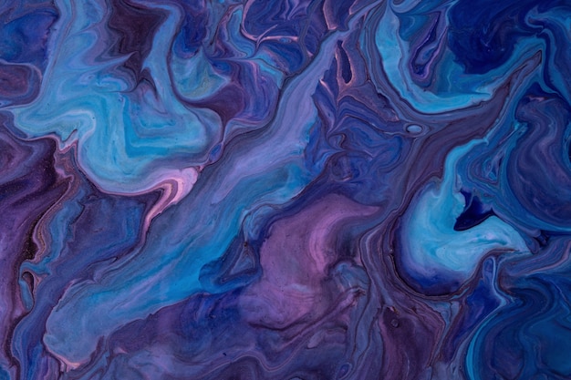Абстрактное искусство жидкого фона темно-синего и фиолетового цветов. Жидкий мрамор. Акриловая картина на холсте с фиолетовым градиентом и всплесками