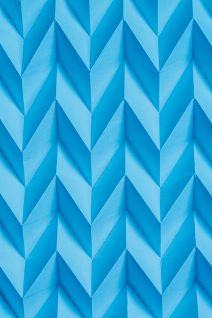 Modello futuristico geometrico di origami blu di carta piegato estratto