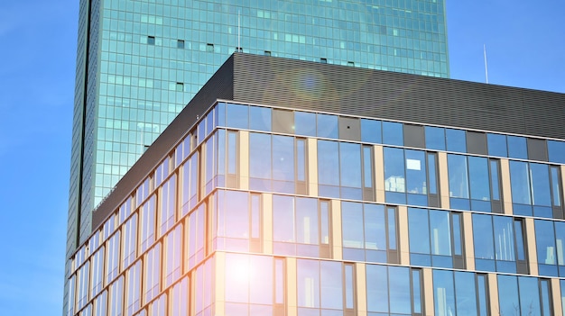 ガラスとコンクリートで作られた現代建築の壁の抽象的な断片