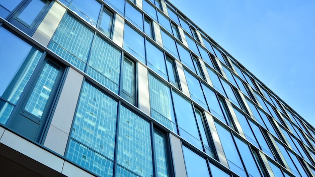 ガラスとコンクリートで作られた現代建築の壁の抽象的な断片