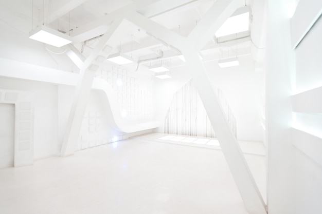 宇宙船のスタイルのイルミネーションと白の抽象的な未来的な空の部屋のインテリア。壁の幾何学的な装飾。