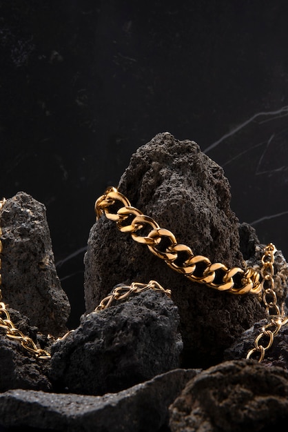 Photo abstract gold chain jewellery presentation