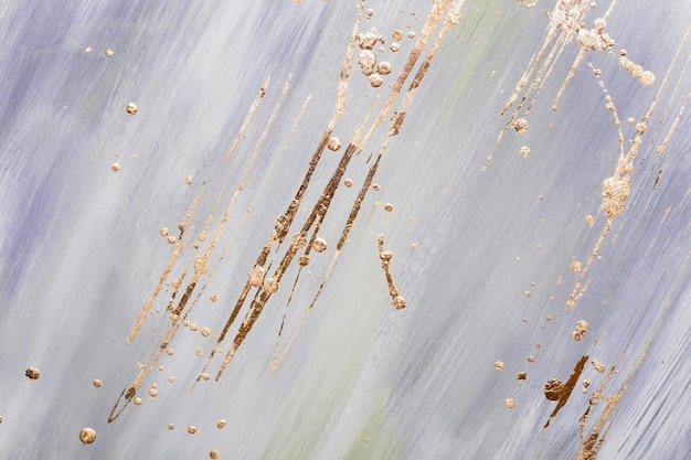 Pennellate e macchie astratte in oro potal su sfondo o texture in marmo color pastello lilla.