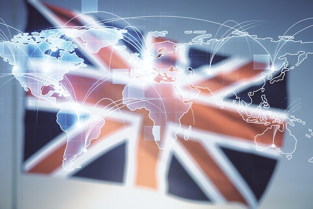 Foto ologramma grafico astratto della mappa del mondo digitale con connessioni sulla bandiera britannica e sullo sfondo del cielo al tramonto concetto di globalizzazione esposizione multipla