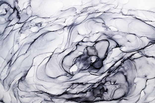 抽象的な灰色のインクの水彩画の背景。黒いペンキの汚れや水中の斑点、豪華な液体液体アートの壁紙