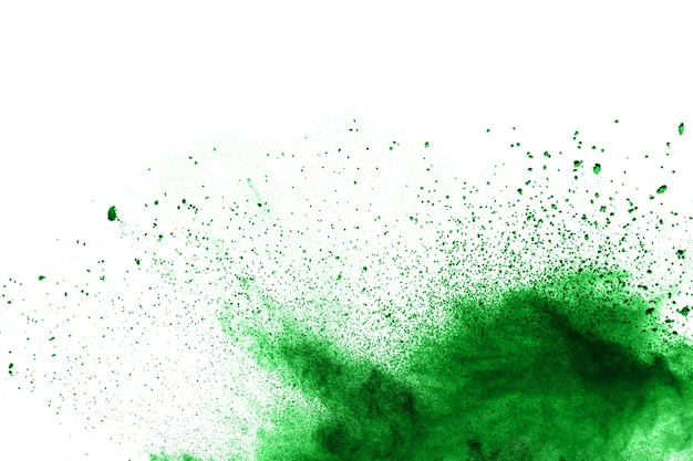 白い背景に抽象的な緑の粉塵の爆発。バッキンガムに溢れた抽象的な緑色の粉