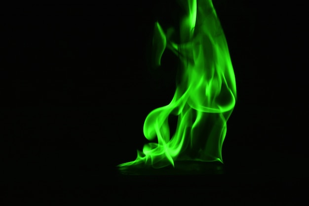 Photo abstract green fire flames on black background