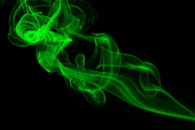 黒の背景、闇の概念に抽象的な緑の煙