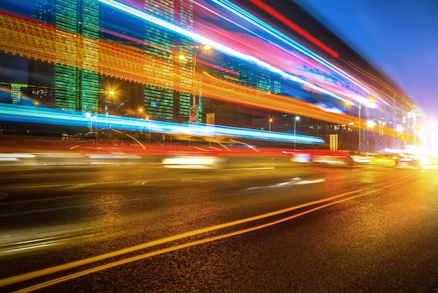 Immagine astratta di sfocatura movimento di automobili sulla strada di città di notte