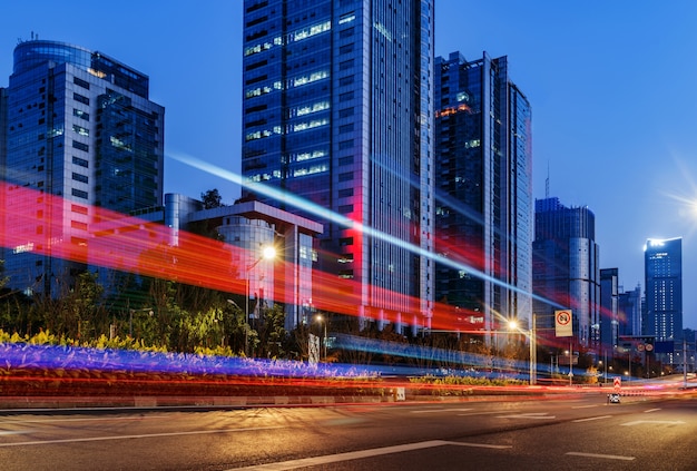 Immagine astratta di sfocatura movimento di automobili sulla strada di città di notte