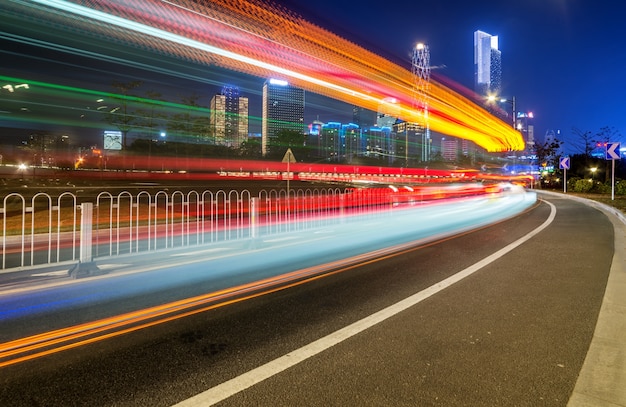 夜の街道の車のぼかしモーションの抽象的なイメージ