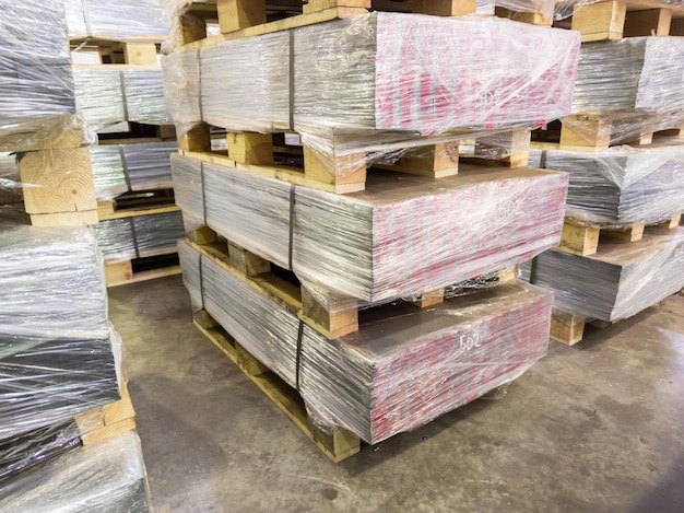 Абстрактные промышленные производственные поддоны складывают в помещении на полу с рукописными отметинами 502