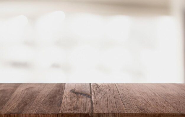 Абстрактный интерьер размытый деревянный столик с местом для копирования