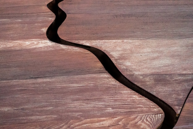Деревянные тектонические плиты абстрактного дерева Кауру на выставке в Милане, Италия