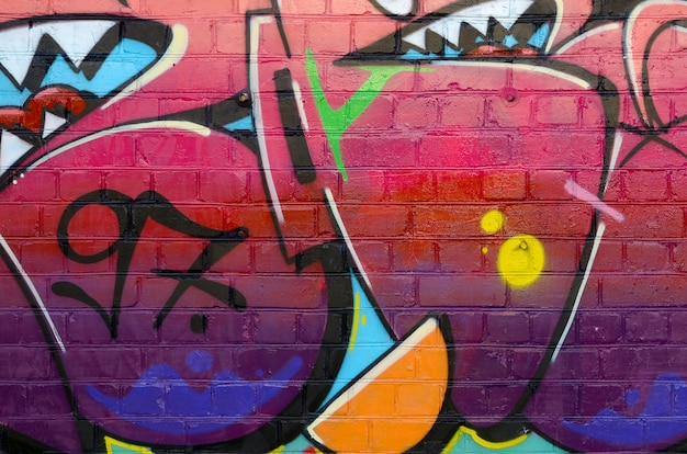 Abstract kleurrijk fragment van graffitischilderijen op oude bakstenen muur