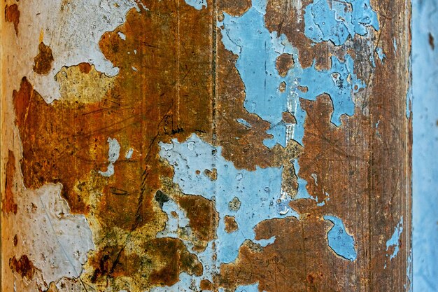 Foto abstract kunstbehang van roestig metaal met blauwe achtergrond