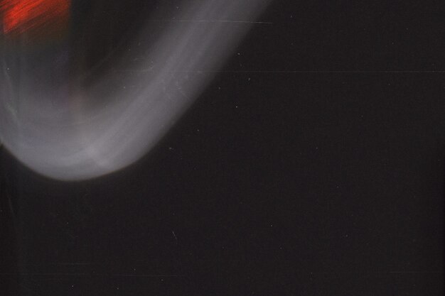 Фото Абстрактные световые полосы, светящиеся в темноте, с винтажной текстурой зерна фильма для фона