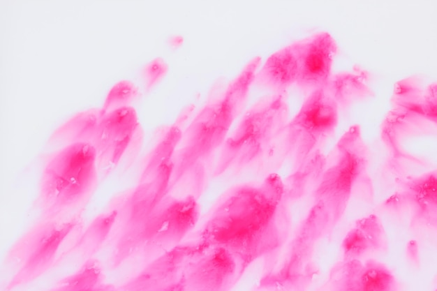 흰색 액체에 핑크 핑크 얼룩의 추상 액체 배경 유체 예술