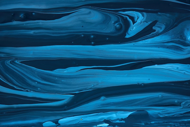 Абстрактные жидкие голубые оттенки акриловой краски, пятна и полосы фона. Экзопланета в открытом космосе